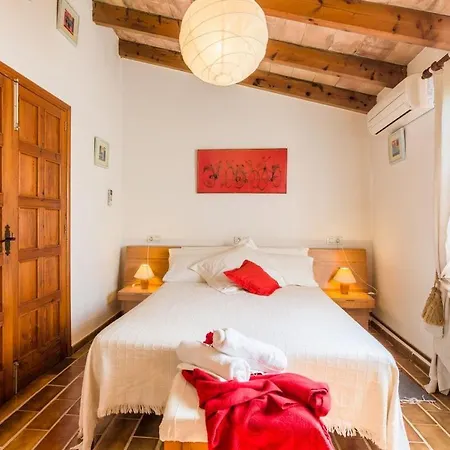 Can Bleo Is A Great Four Bedroom Sleeping 7 Guests With Its Own Hot-tub Pool *