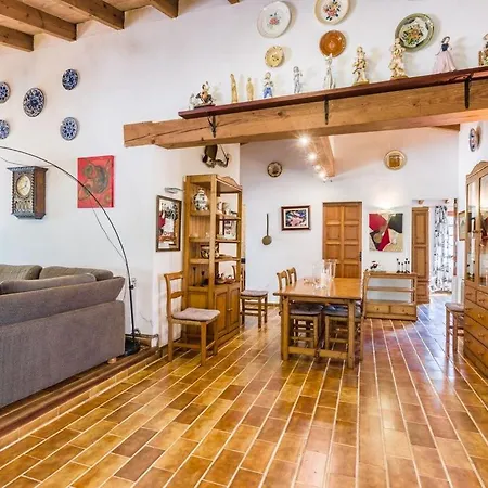 Can Bleo Is A Great Four Bedroom Sleeping 7 Guests With Its Own Hot-tub Pool *