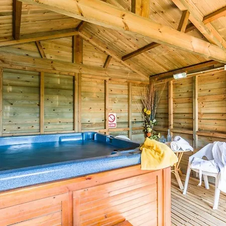 Can Bleo Is A Great Four Bedroom Sleeping 7 Guests With Its Own Hot-tub Pool