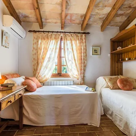 Can Bleo Is A Great Four Bedroom Sleeping 7 Guests With Its Own Hot-tub Pool Villa