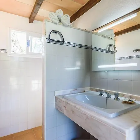 Can Bleo Is A Great Four Bedroom Sleeping 7 Guests With Its Own Hot-tub Pool